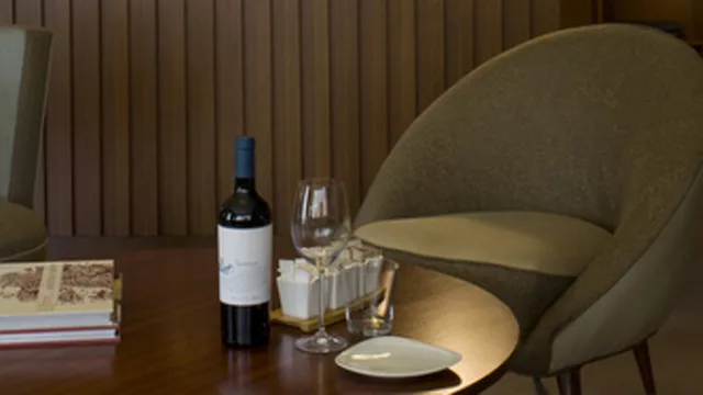 La biblioteca se realizó en la misma madera que el revestimiento.