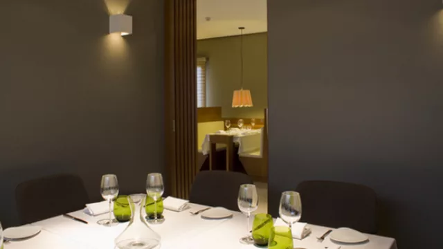 Una mesa para 8 personas en una sala privada.