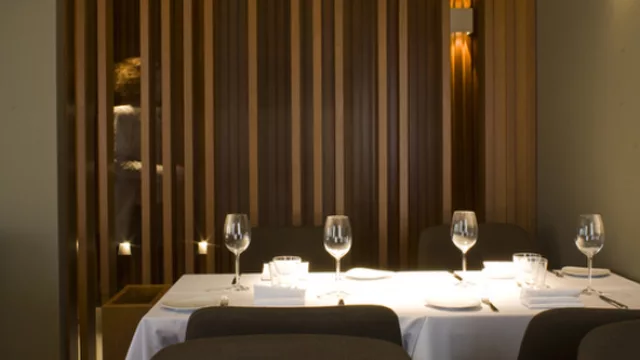 El corredor hace las veces de panel que juega con la visibilidad de los ambientes.