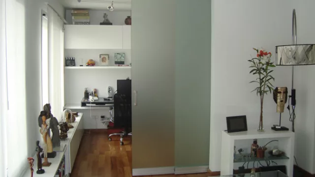 Los espacios de trabajo se pueden delimitar también con estas puertas de vidrio trabajado permitiendo ver sombras si el cliente desea más privacidad.