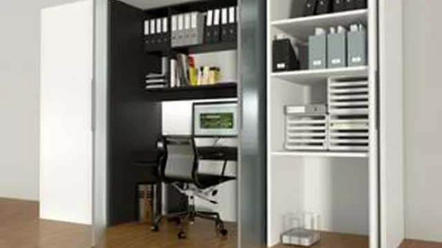 El sistema de puerta para girar e introducir dentro de la estructura, en este caso un escritorio escondido.