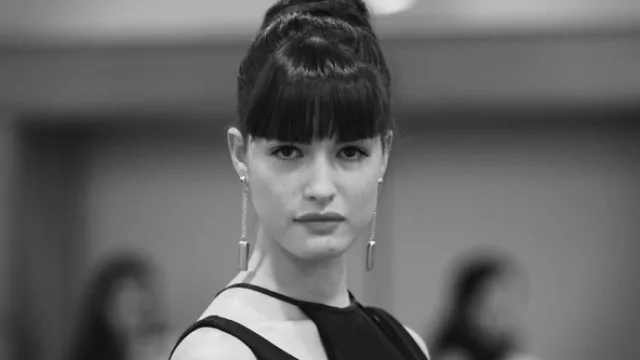 Laurencio Adot llevó el glamour al té organizado por Junior Achievement en el Sheraton. 