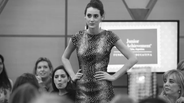 Laurencio Adot llevó el glamour al té organizado por Junior Achievement en el Sheraton. 