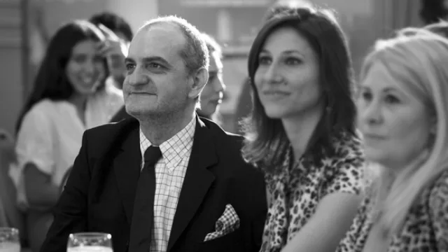 Laurencio Adot llevó el glamour al té organizado por Junior Achievement en el Sheraton. 