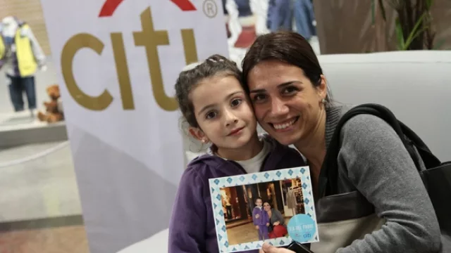 Una mami y su hijo se llevan el regalo para papá
