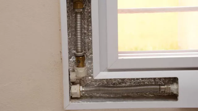 Dentro del marco se instala el radiador.