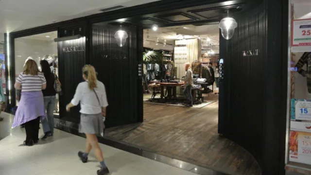 Puerta de entrada hecha con pedazos de zócalos y otras maderas