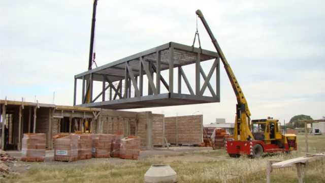 La planta alta, la estructura de metal prefabricada e instalada con grúas.