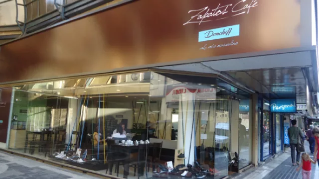 Cafetero a tus zapatos (nació un híbrido: una cafetería – zapatería)