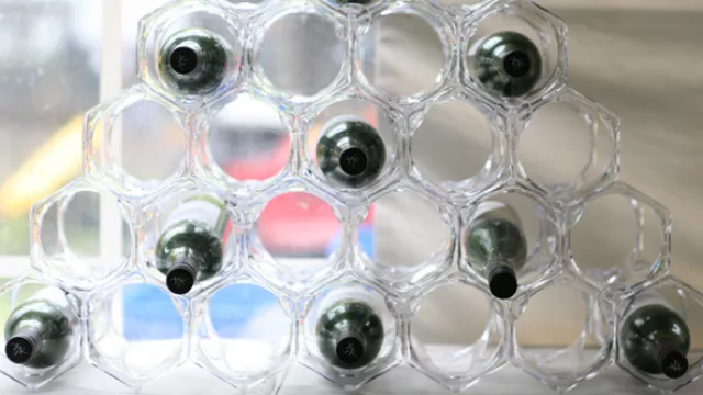 Algunas son verdaderas piezas de arte, como por ejemplo esta vinoteca que podés pedir para que fabriquen.