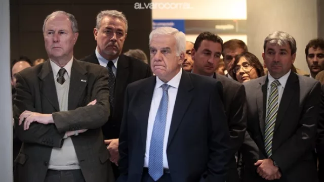 Elcides Rébola, director de EMI, junto a Carlos Martínez Cano, director médico del Allende Nueva Córdoba, de corbata azul. Detrás de ambos, de barba, Carlos Vidal, médico auditor de MET.