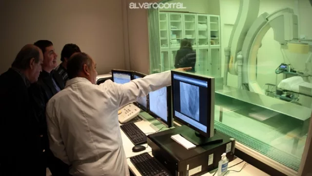  Uno de los médicos explica a la prensa detalles de uno de los nuevos aparatos.