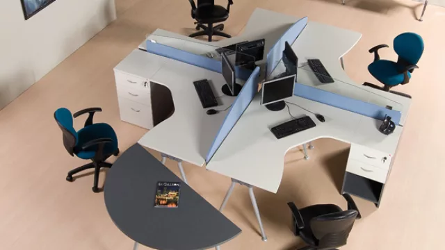 Muestra de una isla cuádruple construida en melamina color ceniza con pantallas combinadas con vidrio y color. Las bases son metálicas.