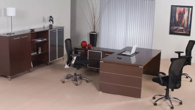 Para los ejecutivos, un escritorio de madera natural wengue y lustre poliuretánico con detalles de incrustaciones de aluminio.