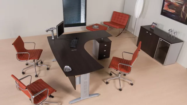 Una oficina para las áreas gerenciales en color oscuro con acabado melamínico Roble Dackar con toques de color para resaltar.