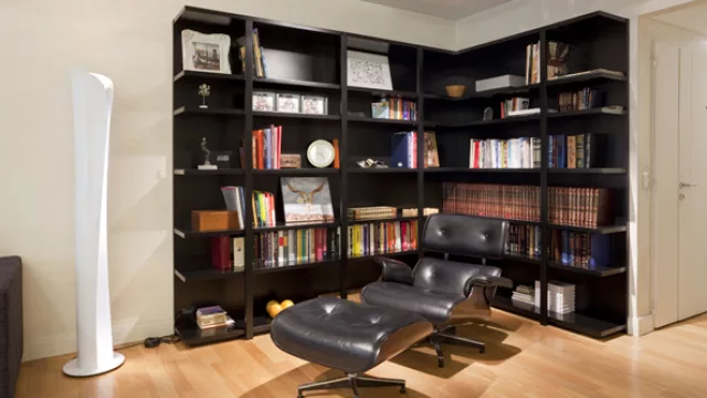 Una biblioteca que recorre y define una esquina del ambiente principal, Viviana Melamed.