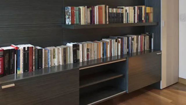 Estantes aéreos dejan a la vista la textura del fondo, Viviana Relamed.