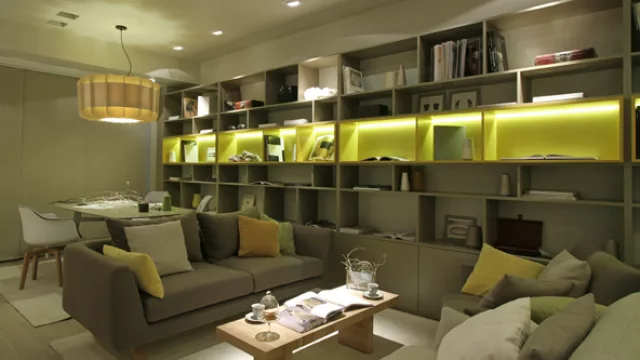 Todo un muro e iluminada de manera escengráfica, por la Arquitecta Judith Babour.