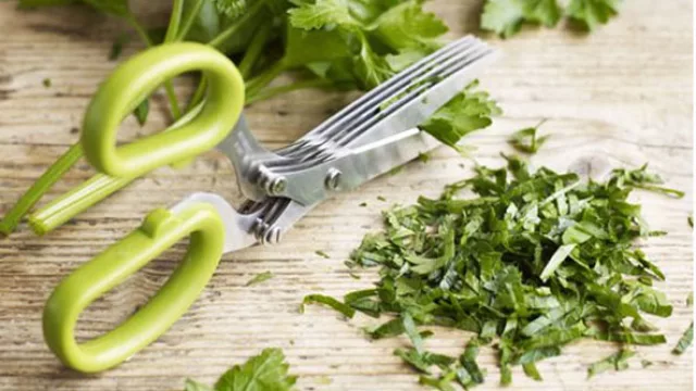 Para picar fino, una tijera con cinco hojas para hacerlo en un minuto.