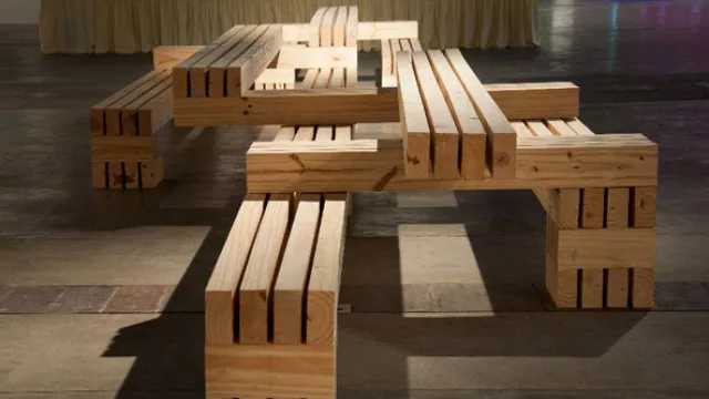 Los bancos de madera de pino en la última edición de ArteBA.