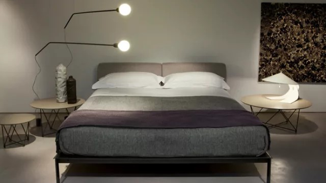 Cama Troika, vista de la cama y de las lámparas Punto y Coma.