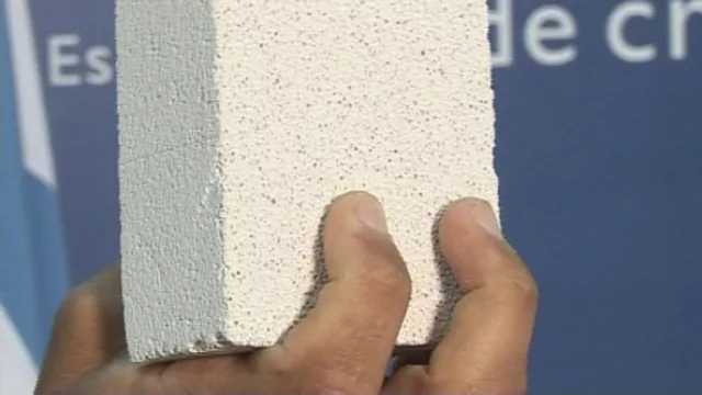 Los ladrillos de HCCA están compuestas por materiales macizos y pequeñas burbujas de aire lo que permite aislar la temperatura y absorber el sonido.