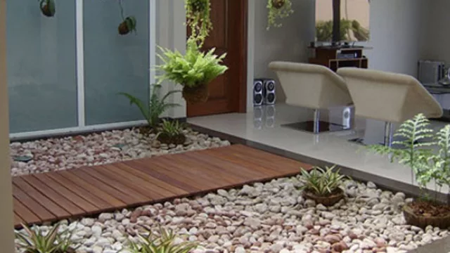Piedras blancas en el interior de la casa para marcas espacios verdes, frescos y naturales.