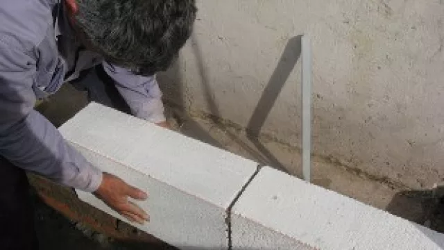 La aplicación de estos ladrillos livianos sólo demanda una cuadrilla tipo compuesta por dos oficiales y un ayudante. 