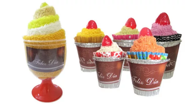 Un postre hecho de toallas. Una interesante presentación para un regalo común. (By Regalos con Diseño)