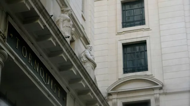 Vista del frontis en el acceso principal del ex Banco Tornquist.