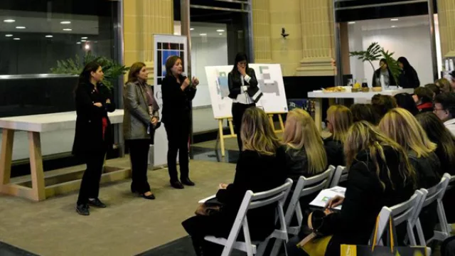 Reunión de prensa y expositores en el fabuloso hall central.