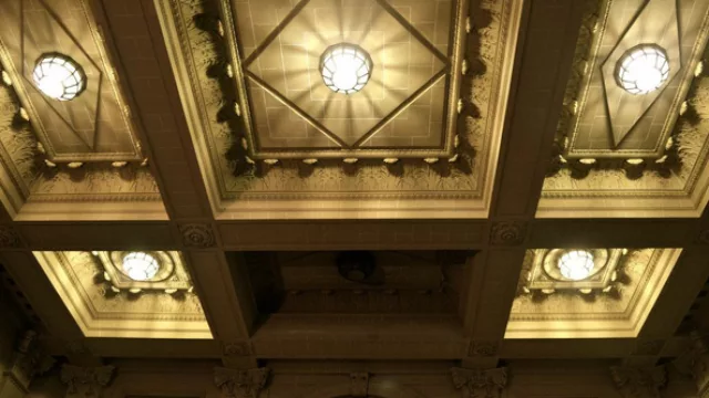 vista de los relieves del techo del hall ya restaurados.