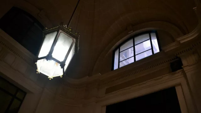 La escalera principal que conduce al primer piso. 