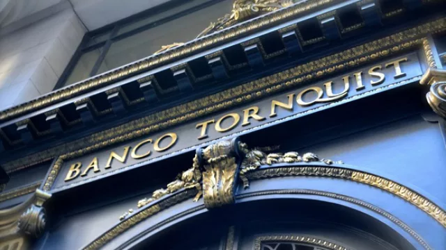 La fachada cosnerva los detalles de marqueteria.