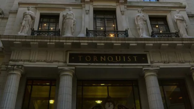 Otra vista de la fachada y de la mansarda del piso 10.