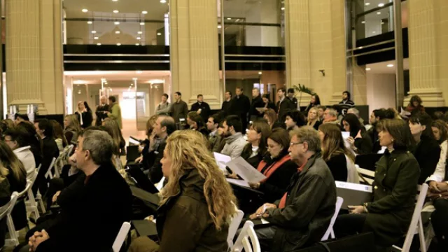 Las hermanas Malbrán reciben a la prensa y expositores en el hall central.