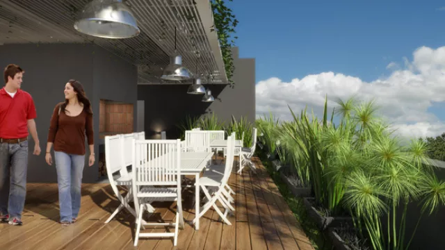 El balcón del edificio Rae Vivo 8 con macetas que dan a cielo abierto y plantas en el techo de rejas para dar media sombra natural.