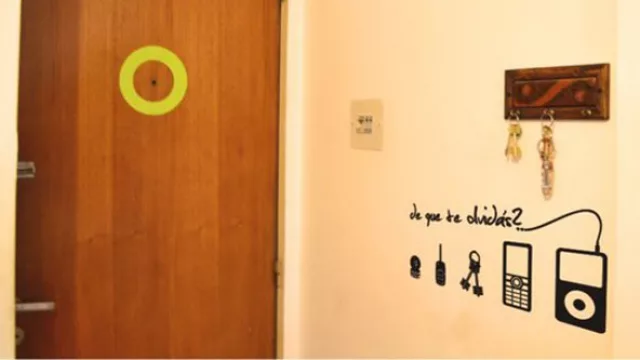 ¿De qué te olvidás? Un mensaje en la pared para que chequees todo antes de salir. (By Sticky Stuff)