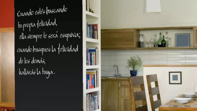Infinitas frases pueden pegarse con astucia en las paredes y darle personalidad a un ambiente en tu casa. (By Vinilos 360 y Adonia Vinilos).