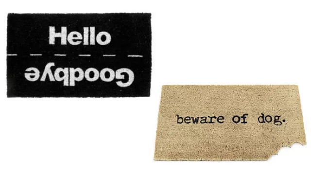 Dos modelos de alfombras para puertas (anglosajones disponibles online) que juegan con las inscripciones y formas: “Hola --- Adiós” (izquierda) y “Cuidado con el perro” (derecha).