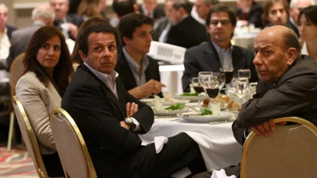 Inés Castro de Porta, José Porta y Pepe Porta en la mesa para familiares del “Negro” Castro Garayzabal.