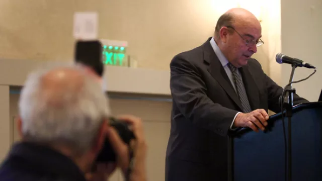  “(El Negro) Descubría y articulaba energías creativas de emprendedores cordobeses”. Cavallo subió al escenario para leer una carta donde recordó al exdirigente empresarial.