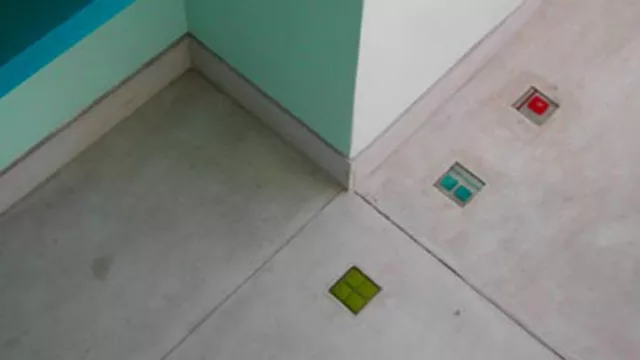 Los apliques de vidrio fundido pueden integrarse a los pisos, como en este caso, cortando la monotonía de color y textura.