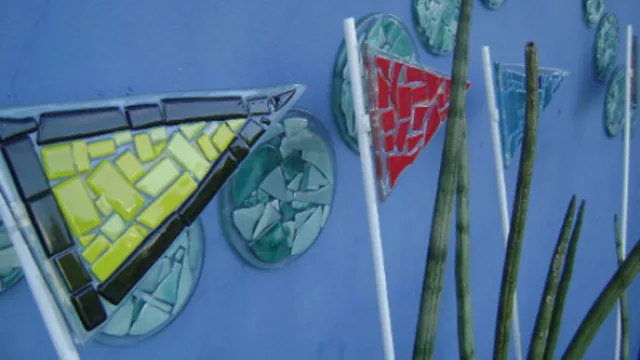 Las piezas de vidrio también se utilizan en  espacios al aire libre ya que resisten las adversidades climáticas.