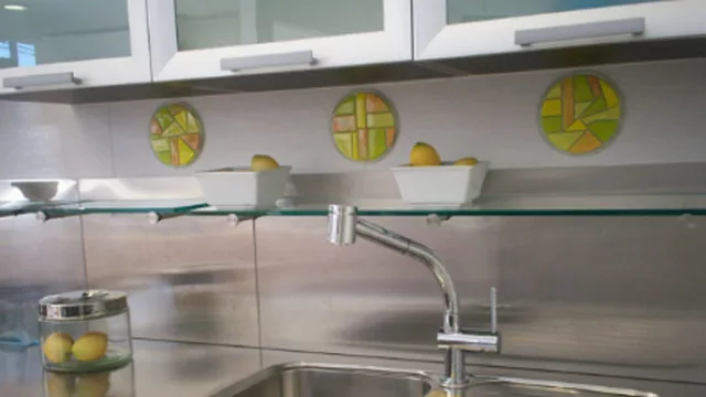 Las planchas circulares de vidrio trabajado en un solo color aplicadas en la cocina.