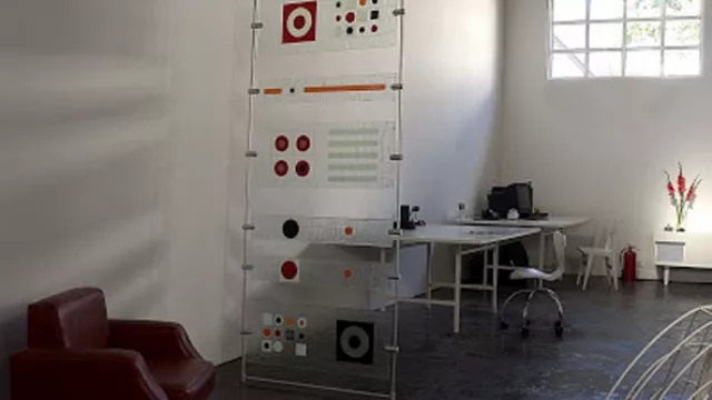 Las planchas Manghi también son una alternativa creativa y colorida para delimitar ambientes, como este caso: espacio de trabajo y espacio de ocio.