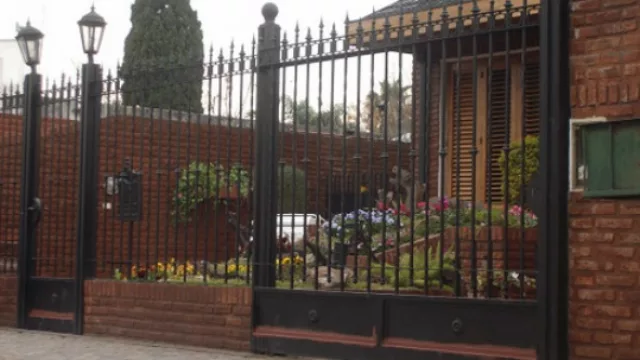 Las rejas verticales tradicionales cambian con el accesorio justo: terminaciones ornamentales de hierro o plástico.