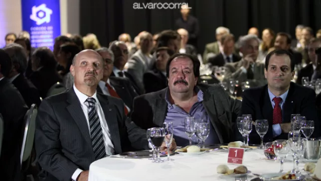 03.	El ministro de Industria Jorge Lawson, el consultor Jorge Giaconne y el presidente de la Cámara de Metalúrgicos, Emilio Etchegorry.