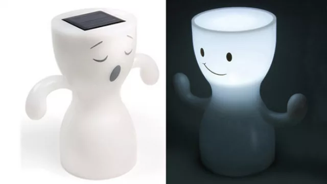 Durante el día este amiguito duerme (y se carga con la luz del sol) y de noche se da vuelta para iluminar levemente en la oscuridad. (Ideal para los chicos).