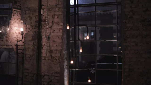 La instalación eléctrica no se disimula, al contrario, atraviesa toda la estructura y crea líneas simples y limpias negras.